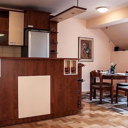 Spacious 3 Bedroom Near Park & Zoo - Perfect For Family Скоп'є
